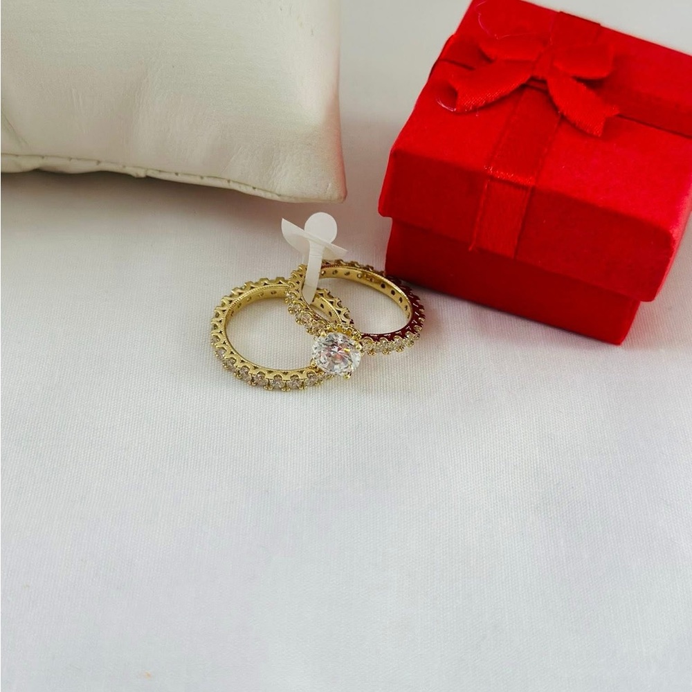 Elegant Gold Ring with Clear Stone